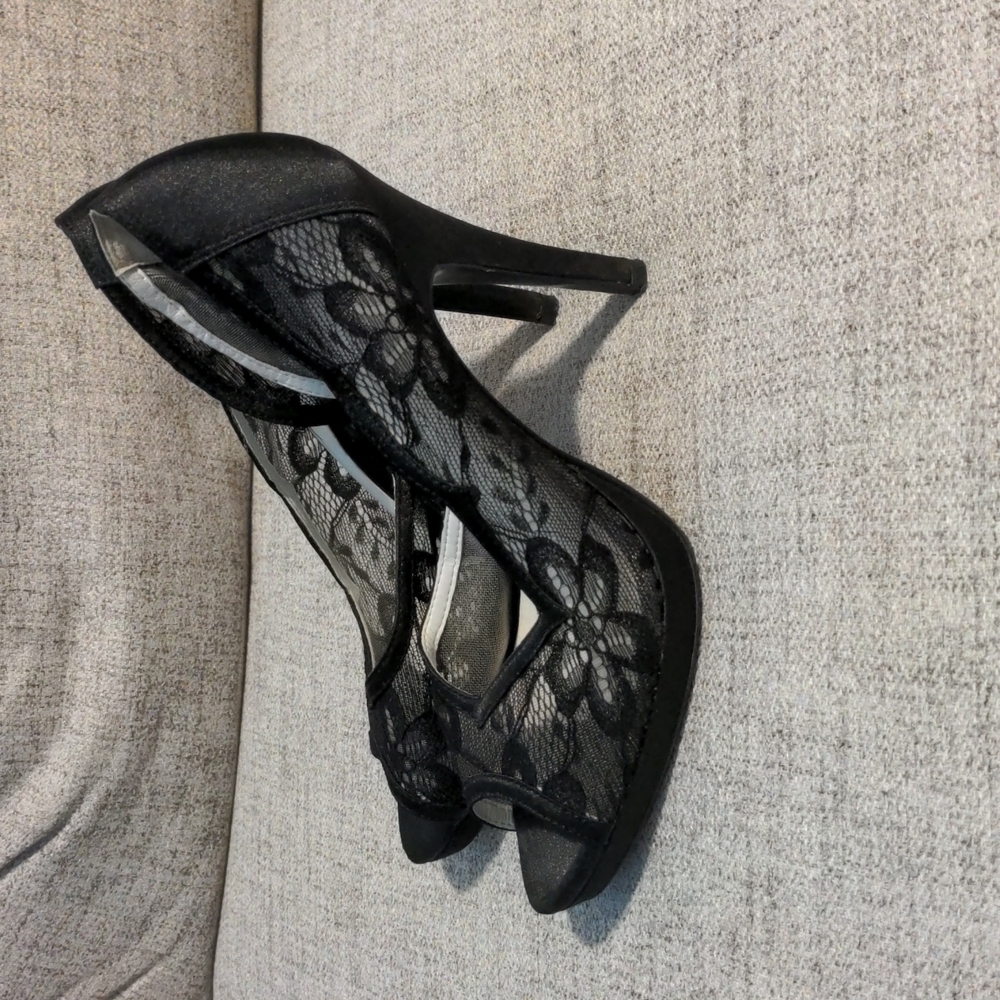 Lulu Townsend black lace peekaboo toe 4 inch platform heels size 7.5